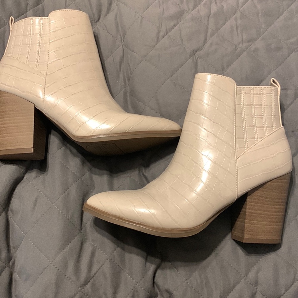 White snake print ankles boots
